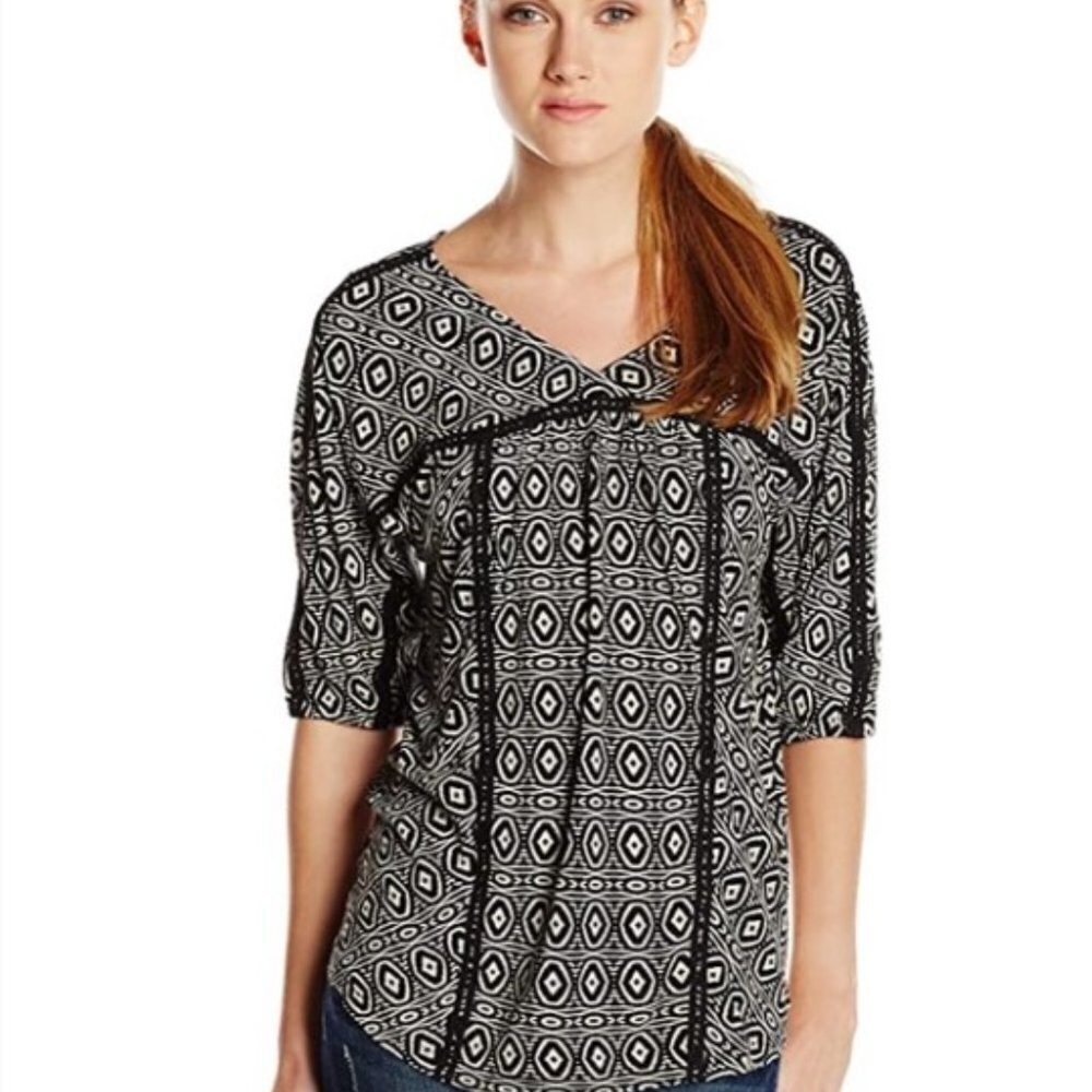 Lucky Brand Black and White Hayley Geo Print V-neck 1/2 Sleeve top S